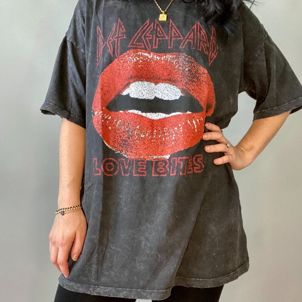 Def Leppard Love Bites Graphic Tee - Picture 2 of 2